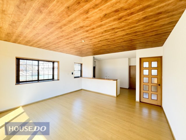  �Ƒ��ŉ߂����邭�났�̋�Ԃ͍L�߂̐݌v�ƂȂ��Ă���܂��B