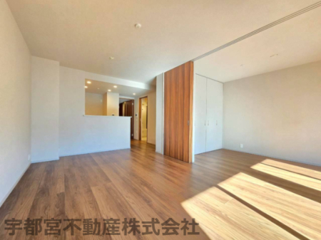 ���r���O �쑤�o���R�j�[�ɖʂ������邢���r���O�ł��B