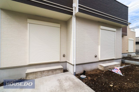  �y�h�Ɛݔ��z���n�����ʐ^�B�P�K���r���O�ɂ͉J���̋������ɂ��𗧂h�ƃV���b�^�[�����Ă��܂��B