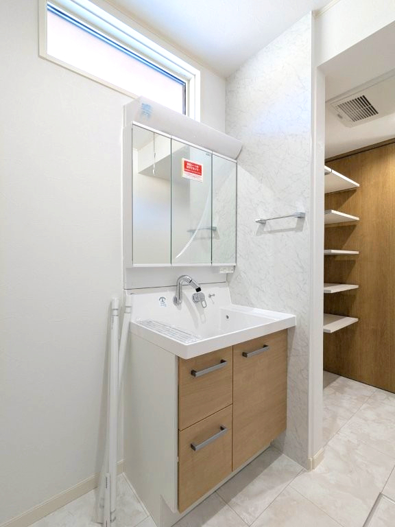 ���ʑ�E���ʏ� �傫�Ȑ��ʃ{�E���ƃn���h�V�����[�ŁA�����C�ɓ���Ȃ��Ă����ʑ�Ŏ�y�ɐ�����O�ʋ��̗����ɂ͎��[�X�y�[�X������܂��B