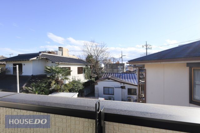 ���̑� �y��������̒��]�z�o���R�j�[����̌i�F�B�\���ȊԊu���m�ۂ���Ă���܂��B