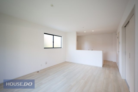  �y���r���O�_�C�j���O�z�Ƒ��ŉ߂����邭�났�̋�Ԃ͍L�߂̐݌v�ƂȂ��Ă���܂��B