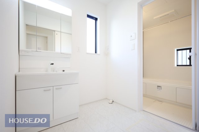 ���ʑ�E���ʏ� �y�������ʉ��ϑ�z�傫�Ȑ��ʃ{�E���ƃn���h�V�����[�ŁA�����C�ɓ���Ȃ��Ă����ʑ�Ŏ�y�ɐ�����O�ʋ��̗����ɂ͎��[�X�y�[�X������܂��B