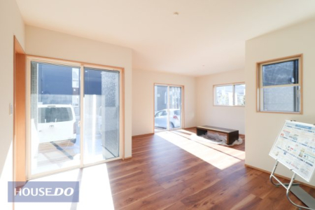 ���r���O �y���r���O�z��؂ȉƑ��Ɖ߂����ꏊ������A�K������ލL������������m�ہ��V�䍂2.5���ŊJ�����̂��郊�r���O�ł��B