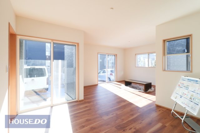 ���r���O �y���r���O�z��؂ȉƑ��Ɖ߂����ꏊ������A�K������ލL������������m�ہ��V�䍂2.5���ŊJ�����̂��郊�r���O�ł��B