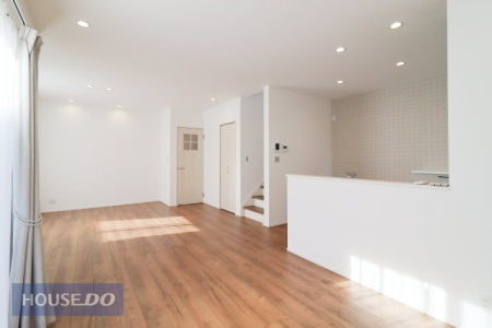 ���r���O �y���r���O�z���n�����ʐ^�B���邢�������̓��郊�r���O�͉Ƒ��c���̏ꏊ�ɂ�