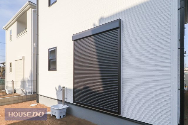  �y�h�Ɛݔ��z���n�����ʐ^�B�P�K���r���O�ɂ͉J���̋������ɂ��𗧂h�ƃV���b�^�[�����Ă��܂��B