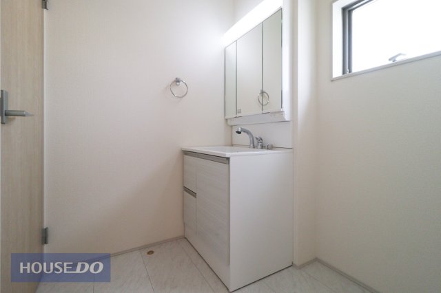 ���ʑ�E���ʏ� �y�������ʉ��ϑ�z�傫�Ȑ��ʃ{�E���ƃn���h�V�����[�ŁA�����C�ɓ���Ȃ��Ă����ʑ�Ŏ�y�ɐ�����O�ʋ��̗����ɂ͎��[�X�y�[�X������܂��B