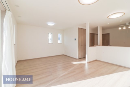  �y���r���O�_�C�j���O�z�Ƒ��ŉ߂����邭�났�̋�Ԃ͍L�߂̐݌v�ƂȂ��Ă���܂��B