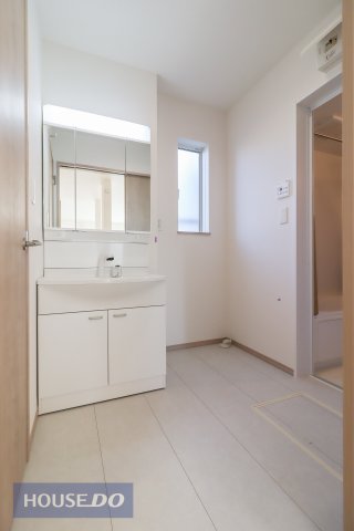 ���ʑ�E���ʏ� �y�������ʉ��ϑ�z�傫�Ȑ��ʃ{�E���ƃn���h�V�����[�ŁA�����C�ɓ���Ȃ��Ă����ʑ�Ŏ�y�ɐ�����O�ʋ��̗����ɂ͎��[�X�y�[�X������܂��B