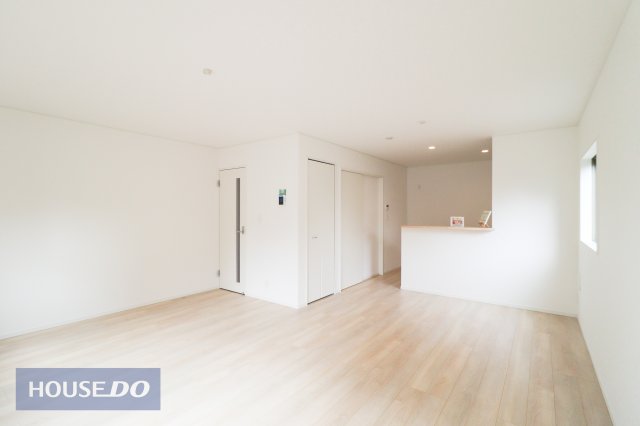  �y���r���O�_�C�j���O�z�Ƒ��ŉ߂����邭�났�̋�Ԃ͍L�߂̐݌v�ƂȂ��Ă���܂��B