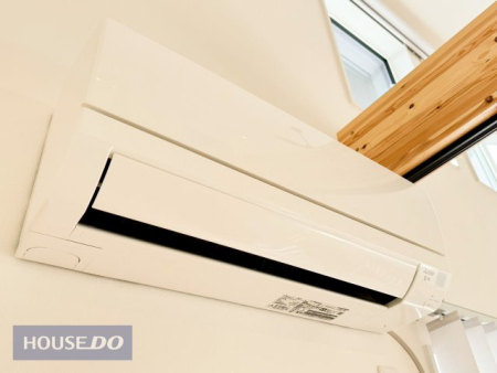  �y�󒲐ݔ��z�G�A�R���̓��r���O��1�K�m���ɐݒu�ς݁B