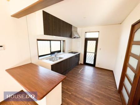  ���������y�����Ȃ�@�\�I�ȃ_�C�j���O�L�b�`�����ؖڒ��̃t���A�ƃ_�[�N�u���E���̎��[�����a�����A�������������Ԃł��B�z�V�ɕ֗��ȃJ�E���^�[�⏰�����[�������B