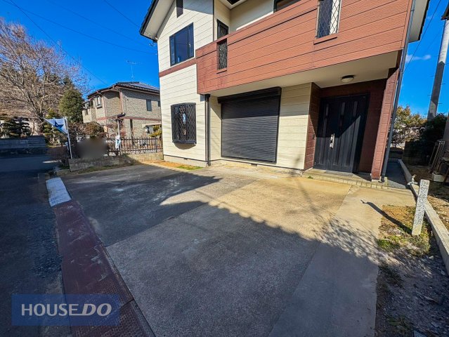  �����񒓎Ԃ��X���[�Y�ȍL�X�X�y�[�X��Ƃ̑O�ʂɂ́A���Ԃ����Œ�߂����Ƃ肠�钓�ԃX�y�[�X���m�ۂ��Ă��܂��B���ɖʂ����Ԍ����L���A�Ղ���̂��Ȃ����ߓ��o�ɂ��X���[�Y�B