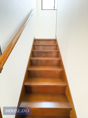 ���̑����� �����S���ɔz�������肷��t���̖��邢�K�i�􉷂��݂̂���ؖڒ��̊K�i�ɂ́A����~����T�|�[�g����肷�肪�ݒu����Ă���A���q�l�₲����̕������S�ł��B