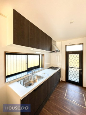 �L�b�`�� �������Ǝ��[�ɂ�����������K�L�b�`����V�b�N�ȃ_�[�N�u���E�����f����L�b�`���́A�㉺�ɖL�x�Ȏ��[������A��Ԃ���������ۂĂ܂��B