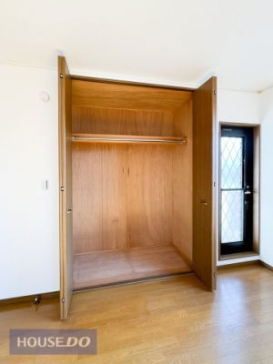 ���[ �������������[�͂ŕ������L�X�Ɓ��V��߂��܂ō����̂����e�ʃN���[�[�b�g�́A�n���K�[�p�C�v�Ɩ��I�t���ňߗނ⏬���������悭�����ł��܂��B�����傫���J�����ߏo��������X���[�Y�B