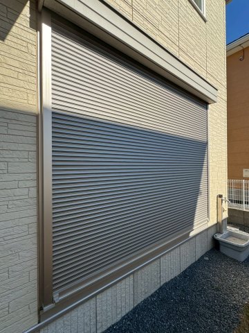  �h�Ɩʂ����łȂ��A�f�M��h�����ʂ����҂ł���V���b�^�[�t�I�d���V���b�^�[�ŊJ�����N���N��