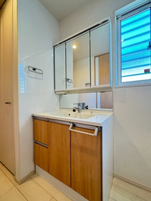 ���ʑ�E���ʏ� �y�Ɨ����ʑ�z�傫�Ȑ��ʃ{�E���ƃn���h�V�����[�ŁA�����C�ɓ���Ȃ��Ă����ʑ�Ŏ�y�ɐ�����O�ʋ��̗����ɂ͎��[�X�y�[�X������܂��B