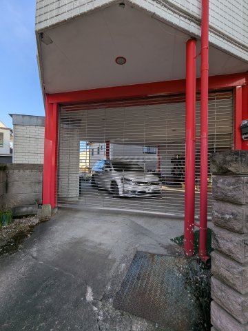  �V���b�^�[�t���ԏ�B�h�Ƃɂ��L���ł��ˁB