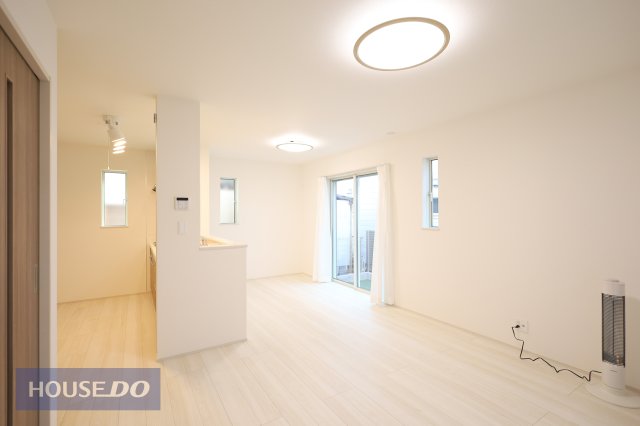  �y���r���O�_�C�j���O�z�Ƒ��ŉ߂����邭�났�̋�Ԃ͍L�߂̐݌v�ƂȂ��Ă���܂��B