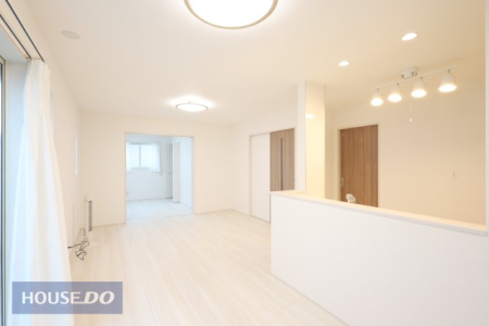 ���r���O �y���r���O�z���邢�������̓��郊�r���O�͉Ƒ��c���̏ꏊ�ɂ̓s�b�^���ł��B��؂ȉƑ��Ɖ߂����ꏊ������A�K������ލL������������m�ہ��������̂�������ŁA�C���e���A�̃R�[�f�B�l�[�g���y�����Ȃ�܂��ˁI