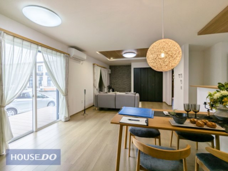  �y���r���O�_�C�j���O�z���n�����ʐ^�B�Ƒ��ŉ߂����邭�났�̋�ԁB