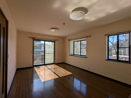  �Ƒ��ŉ߂����邭�났�̋�Ԃ͍L�߂̐݌v�ƂȂ��Ă���܂��B