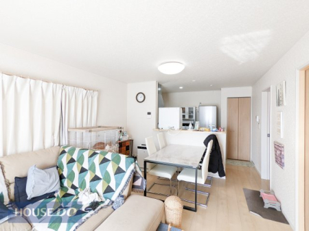  �Ƒ��ŉ߂����邭�났�̋�Ԃ͍L�߂̐݌v�ƂȂ��Ă���܂��B