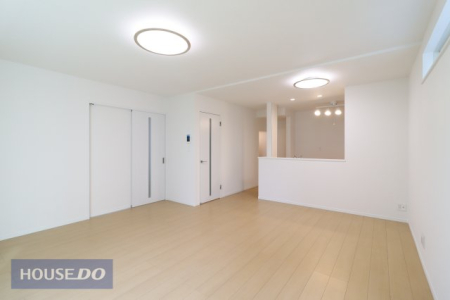  �y���r���O�_�C�j���O�z�Ƒ��ŉ߂����邭�났�̋�Ԃ͍L�߂̐݌v�ƂȂ��Ă���܂��B