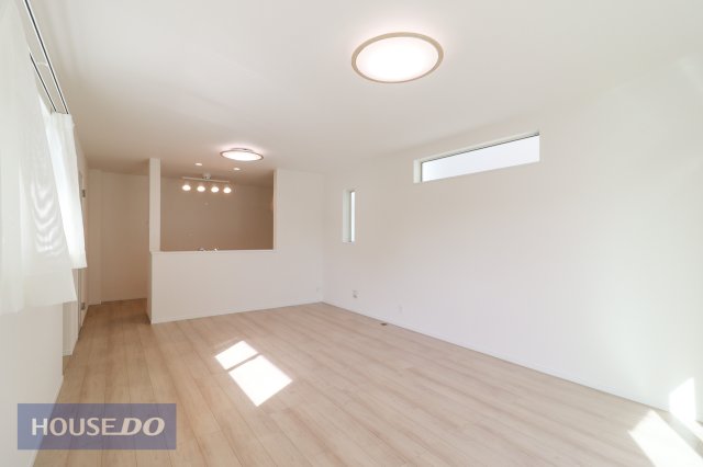  �y���r���O�_�C�j���O�z�Ƒ��ŉ߂����邭�났�̋�Ԃ͍L�߂̐݌v�ƂȂ��Ă���܂��B