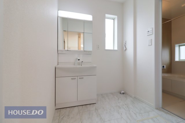 ���ʑ�E���ʏ� �y�������ʉ��ϑ�z�傫�Ȑ��ʃ{�E���ƃn���h�V�����[�ŁA�����C�ɓ���Ȃ��Ă����ʑ�Ŏ�y�ɐ�����O�ʋ��̗����ɂ͎��[�X�y�[�X������܂��B