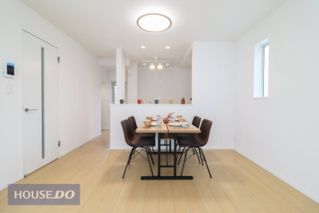  �y���r���O�_�C�j���O�z�Ƒ��ŉ߂����邭�났�̋�Ԃ͍L�߂̐݌v�ƂȂ��Ă���܂��B