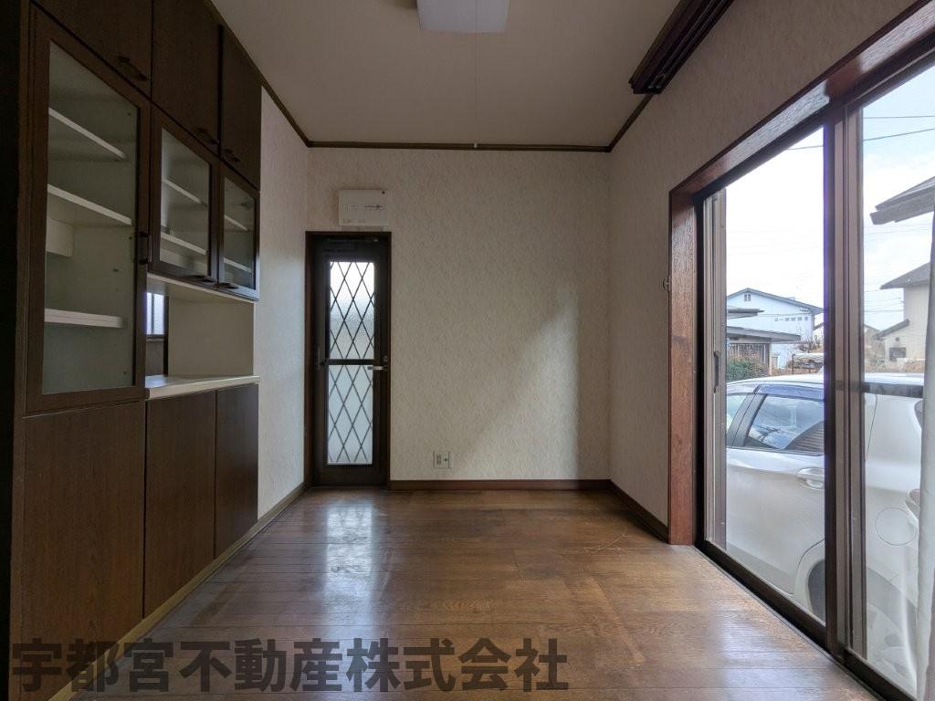  �����������ؖڒ��̎��[�I�������t����ꂽ�A�@�\�I�ȃ_�C�j���O�ł��B�傫�ȑ|���o�������疾�邢�����������݁A����������邽�߃S�~�o���Ȃǂ̉Ǝ��������X���[�Y�ł��B