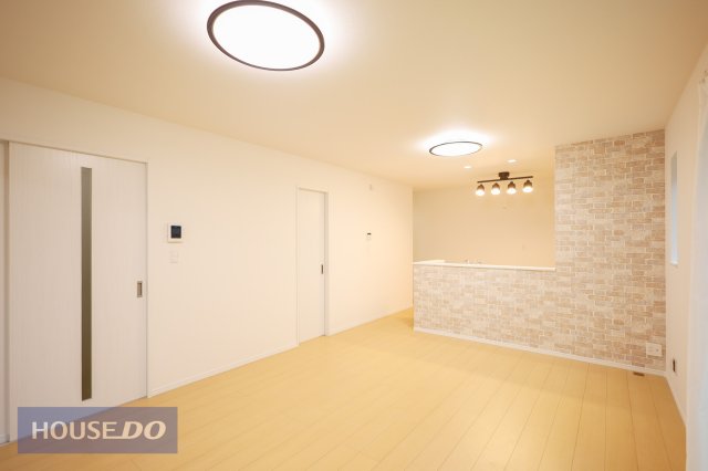  �y���r���O�_�C�j���O�z�Ƒ��ŉ߂����邭�났�̋�Ԃ͍L�߂̐݌v�ƂȂ��Ă���܂��B