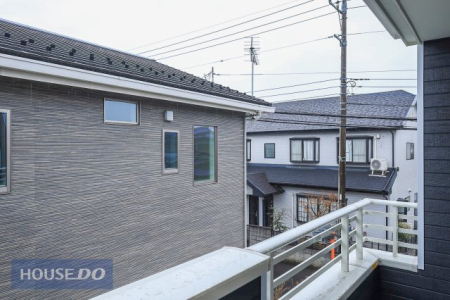 ���̑� �y��������̒��]�z�o���R�j�[����̌i�F�B�\���ȊԊu���m�ۂ���Ă���܂��B