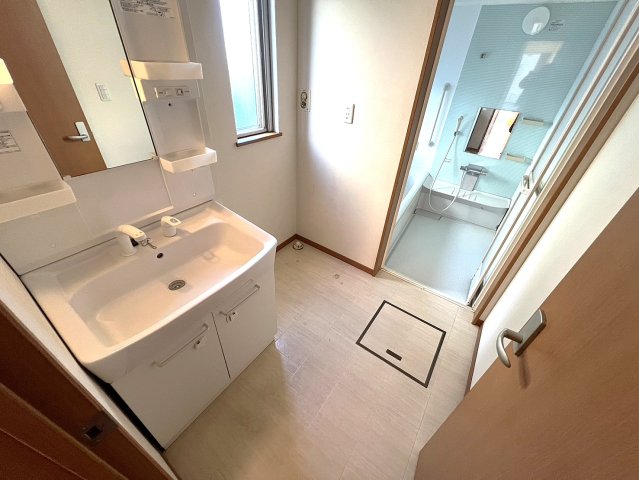  ���ʑ�Ɛ���@����ׂĒu���܂��B���C�����������܂�