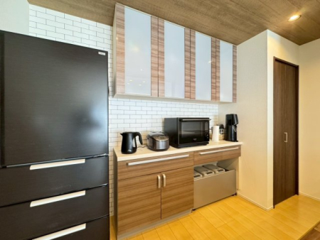 ���̑����� �����t���̃J�b�v�{�[�h�t���{�p���g���[���[�ŃL�b�`������X�b�L����}�X�ڒ��̃A�N�Z���g�N���X���������ł��B