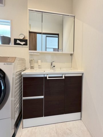 ���ʑ�E���ʏ� �傫�Ȑ��ʃ{�E���ƃn���h�V�����[�ŁA�����C�ɓ���Ȃ��Ă����ʑ�Ŏ�y�ɐ�����O�ʋ��̗����ɂ͎��[�X�y�[�X������܂��B