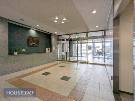 �G���g�����X �����V��ƍL�X�Ƃ����z�[�����A�A����u�ԂɐS���J�����Ă���܂��B�܂�Ńz�e���̃��r�[���v�킹���ґ�ȑ���́A�P�Ȃ�ʘH�ł͂Ȃ��A��炵�̎�����i���߂邽�߂̑��u�B