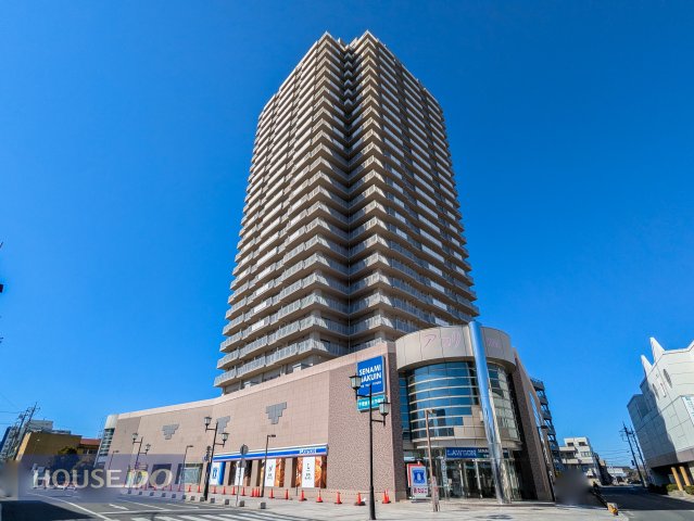 ���n�O�ώʐ^ ��ɔ������f����A�n��28�K���̓��X����O�ρB�X�̂ǂ�����ł����F�ł��邻�̘Ȃ܂��́A�܂��ɂ��̃G���A���ے����郉���h�}�[�N�B��w�K����̒��]�ƁA�^���[�Ȃ�ł͂̊J���I�ȕ�炵��񑩂��܂��B