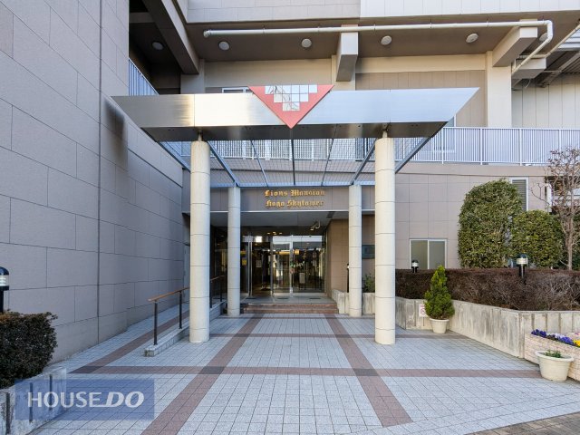  �����������F���̃^�C���Əd���Ȑ݂����A�Z�܂����̃X�e�[�^�X���ے����܂��B�v�Z���ꂽ�Ɩ��v�悪�A��ɂ͒��ԂƂ͈قȂ錶�z�I�ȕ\���n�o���A�@��Ƃ��Ă̕i�i���X���݂ɕ`���o���܂��B