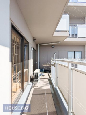 �o���R�j�[ �S�Ă̕������o���R�j�[�ɖʂ����A���ƕ����ʂ蔲����J���I�Ȑ݌v�BL���^�ɍL���郏�C�h�ȃX�y�[�X�́A���r���O�̉����Ƃ��āA����ԋ߂Ɋ�����S�n�悢���O���r���O�����o���܂��B