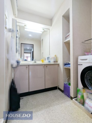 ���ʑ�E���ʏ� ���ʁA�����A�g�C�������ꂼ��Ɨ����Ă���A�Ƒ��������Ɏg�p���Ă��X�g���X�̂Ȃ����C�A�E�g�B