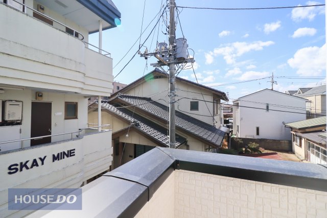 ���̑� �y��������̒��]�z�o���R�j�[����̌i�F�B�\���ȊԊu���m�ۂ���Ă���܂��B