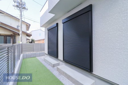  �y�h�Ɛݔ��z�P�K���r���O�ɂ͉J���̋������ɂ��𗧂h�ƃV���b�^�[�����Ă��܂��B