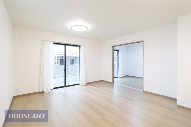  �y���r���O�_�C�j���O�z�Ƒ��ŉ߂����邭�났�̋�Ԃ͍L�߂̐݌v�ƂȂ��Ă���܂��B