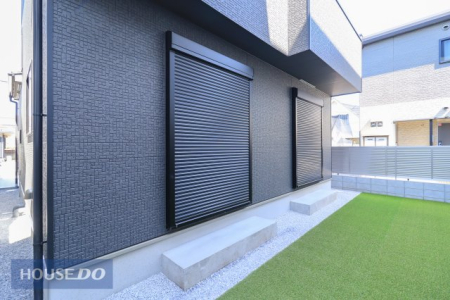  �y�h�Ɛݔ��z�P�K���r���O�ɂ͉J���̋������ɂ��𗧂h�ƃV���b�^�[�����Ă��܂��B