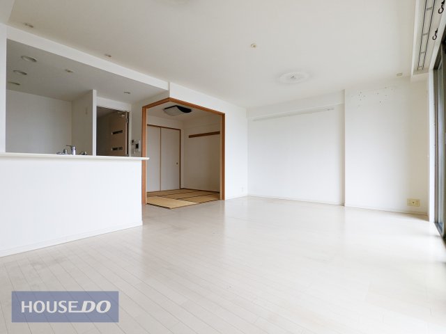  �Ƒ��̏Ί炪�W�܂�ꏊ�B�L�߂̃e�[�u����u���Ă���Ƃ肠��L���ł��B