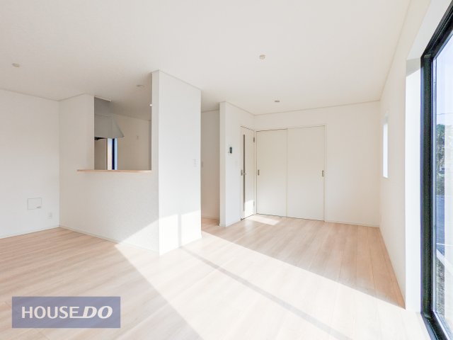  �y���r���O�_�C�j���O�z�Ƒ��ŉ߂����邭�났�̋�Ԃ͍L�߂̐݌v�ƂȂ��Ă���܂��B